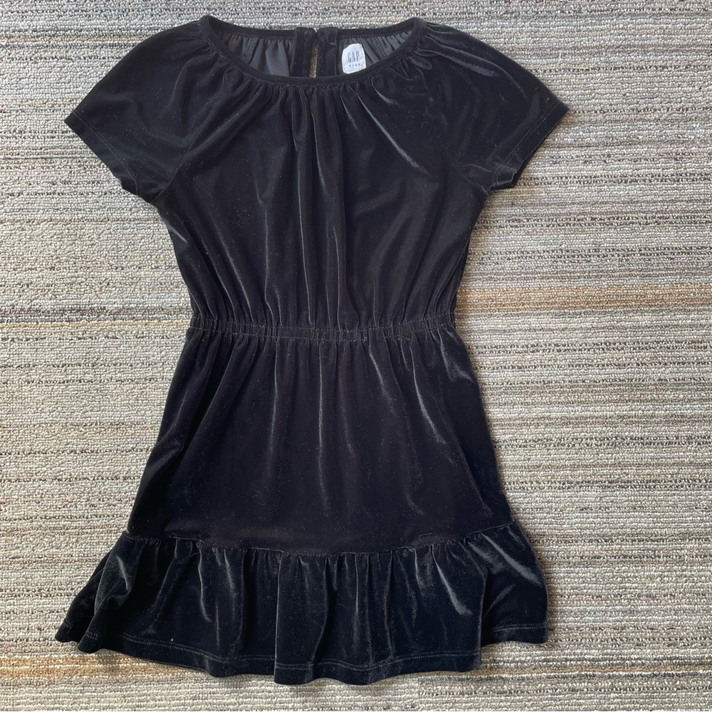 Kid’s GAP black velvet short sleeve dress with ruffle - 6-7